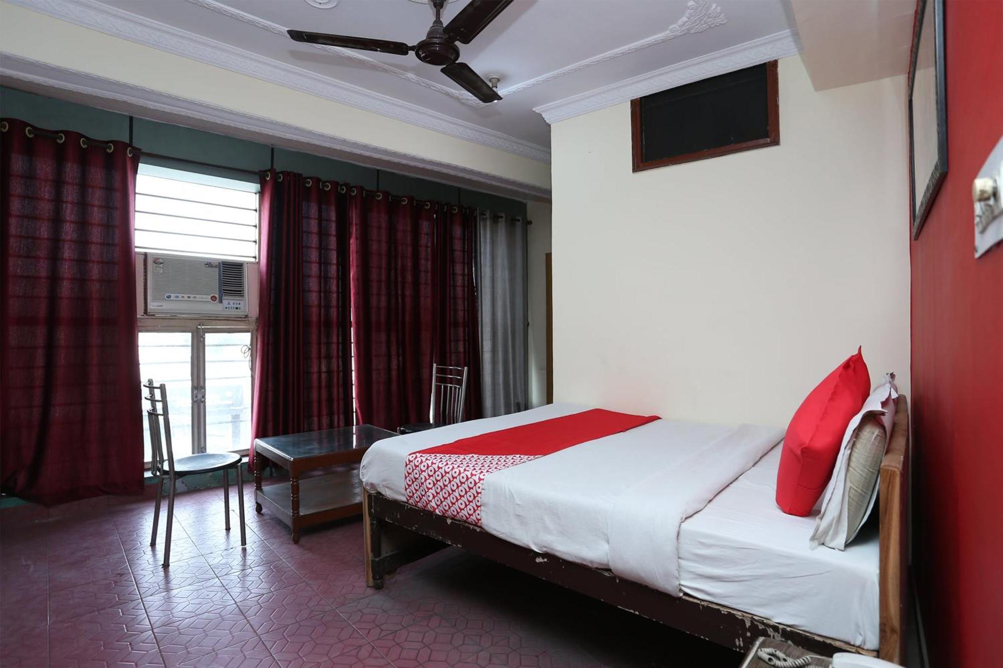Oyo 39830 Hotel Esquire Meerut Exterior photo